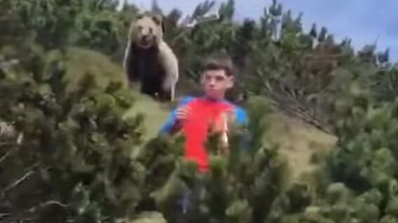 22756_Joven se aleja de un oso en Italia - Foto YouTube 22756_Joven se aleja de un oso en Italia - Foto YouTube