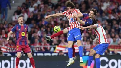 Acción de juego entre Atlético de Madrid vs. Barcelona por Liga de España. 