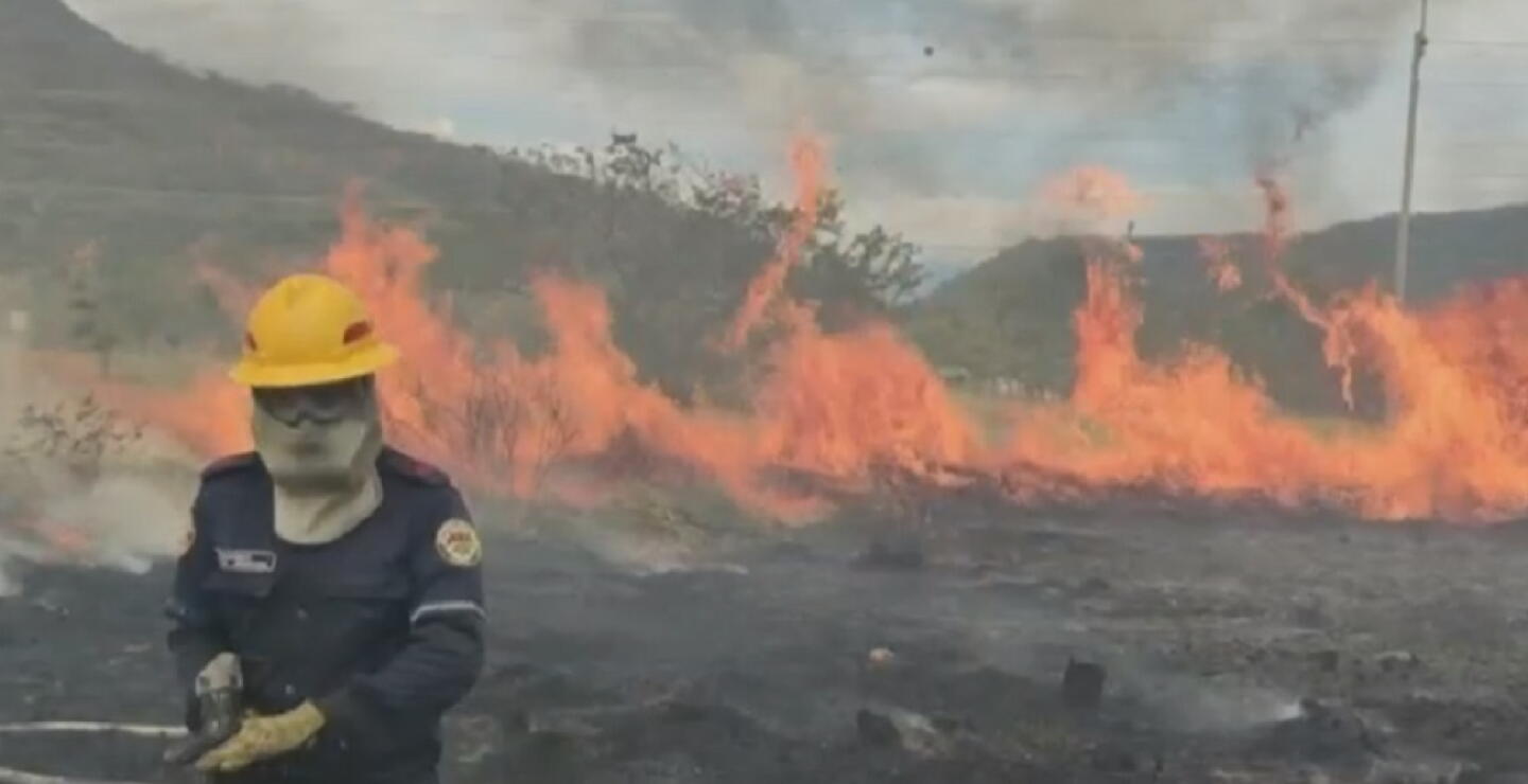YT: Vecinos de condominio Ruitoque, Bucaramanga, evitaron que el fuego consumiera sus casas 