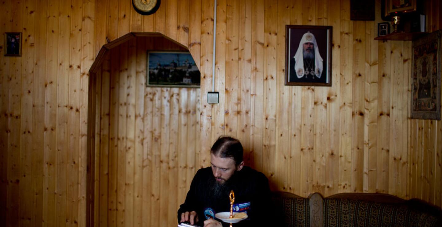 Se calcula que unas 100 personas permanecen aquí en invierno cuando las temperaturas llegan a 25 grados bajo cero (-13 Fahrenheit) y que en verano, en que las temperaturas no son tan bajas y hay unas 500 en el aún helado verano antártico.