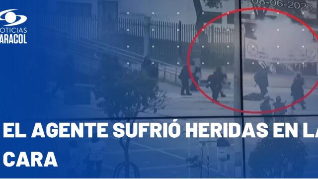 Duro video: policía cae herido frente a Universidad Nacional tras ser impactado por papa bomba Duro video: policía cae herido frente a Universidad Nacional tras ser impactado por papa bomba