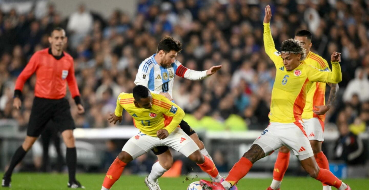 Jaminton Campaz (17) en juego con la Selección Colombia frente a Argentina por Eliminatorias.