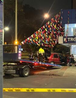 Grave accidente de tránsito en el norte de Bogotá: vehículo casi colisiona contra local comercial