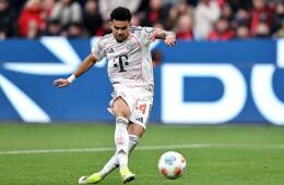 Luis Díaz en una de las acciones de juego en Bayer Leverkusen vs. Bayern Múnich en la Bundesliga. 