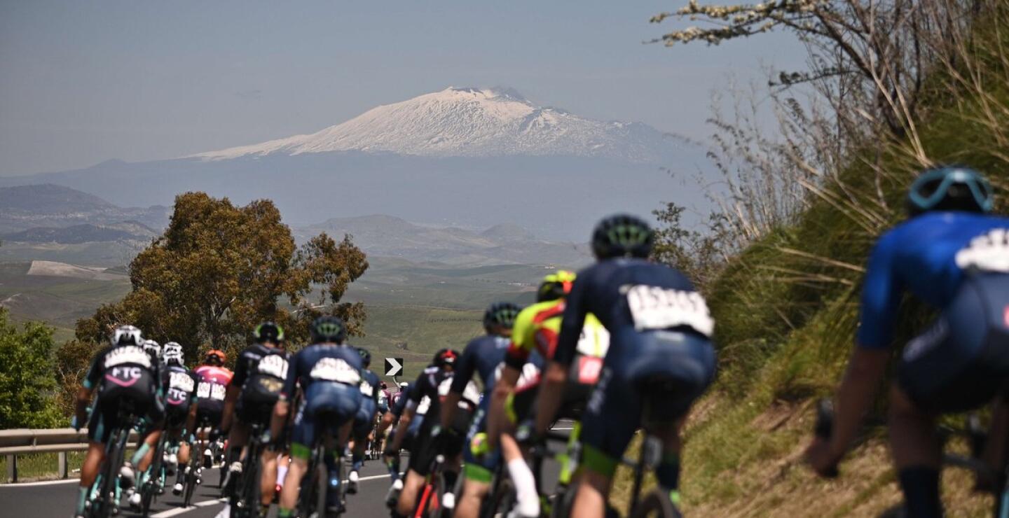 Pelotón de ciclistas durante el Giro de Sicilia 2023