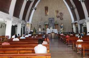 376900_BLU Radio //En el Atlántico 30 parroquias recibieron este domingo a sus files bajo estrictos protocolos de bioseguridad // Foto: BLU Radio