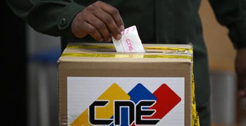Un hombre emite su voto en un colegio electoral durante las elecciones regionales en Caracas el 25 de mayo de 2025.
