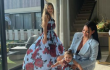 Andrea Valdiri junto a sus hijas