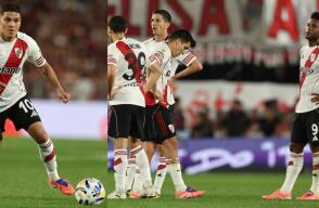 Juan Fernando Quintero y Miguel Borja con River Plate en juego contra Deportico Riestra. 