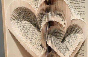 Corazón doblado con hojas de libro