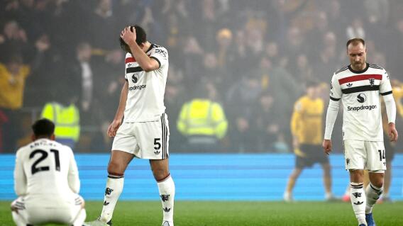 Jugadores de Manchester United se lamentan por su derrota contra Wolverhampton, por la Premier League Jugadores de Manchester United se lamentan por su derrota contra Wolverhampton, por la Premier League