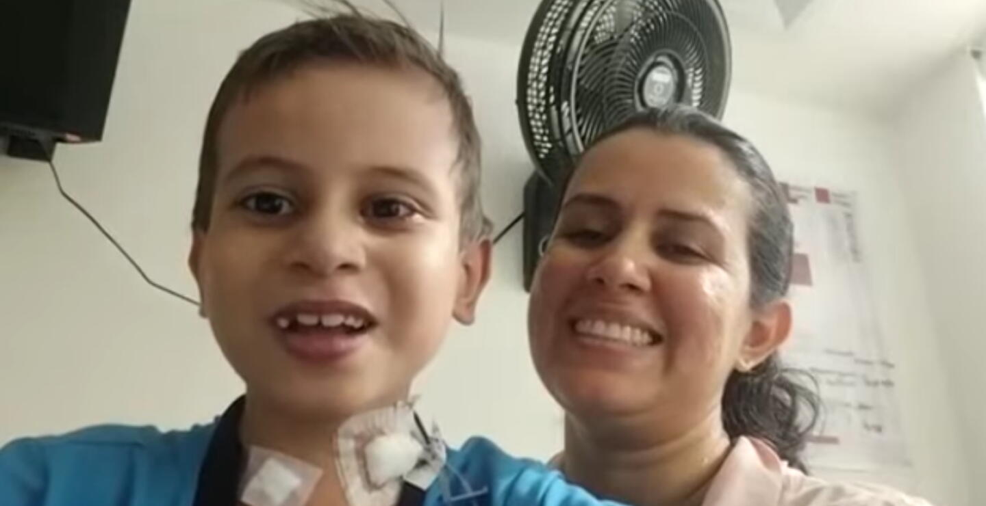 Lucas y su mamá.