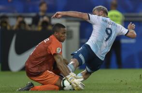 371180_Wuilker Faríñez en juego con su selección - AFP