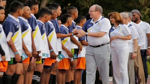 Saque real por la paz: Santos y el príncipe Alberto II de Mónaco en la final de Rugby de Cartagena