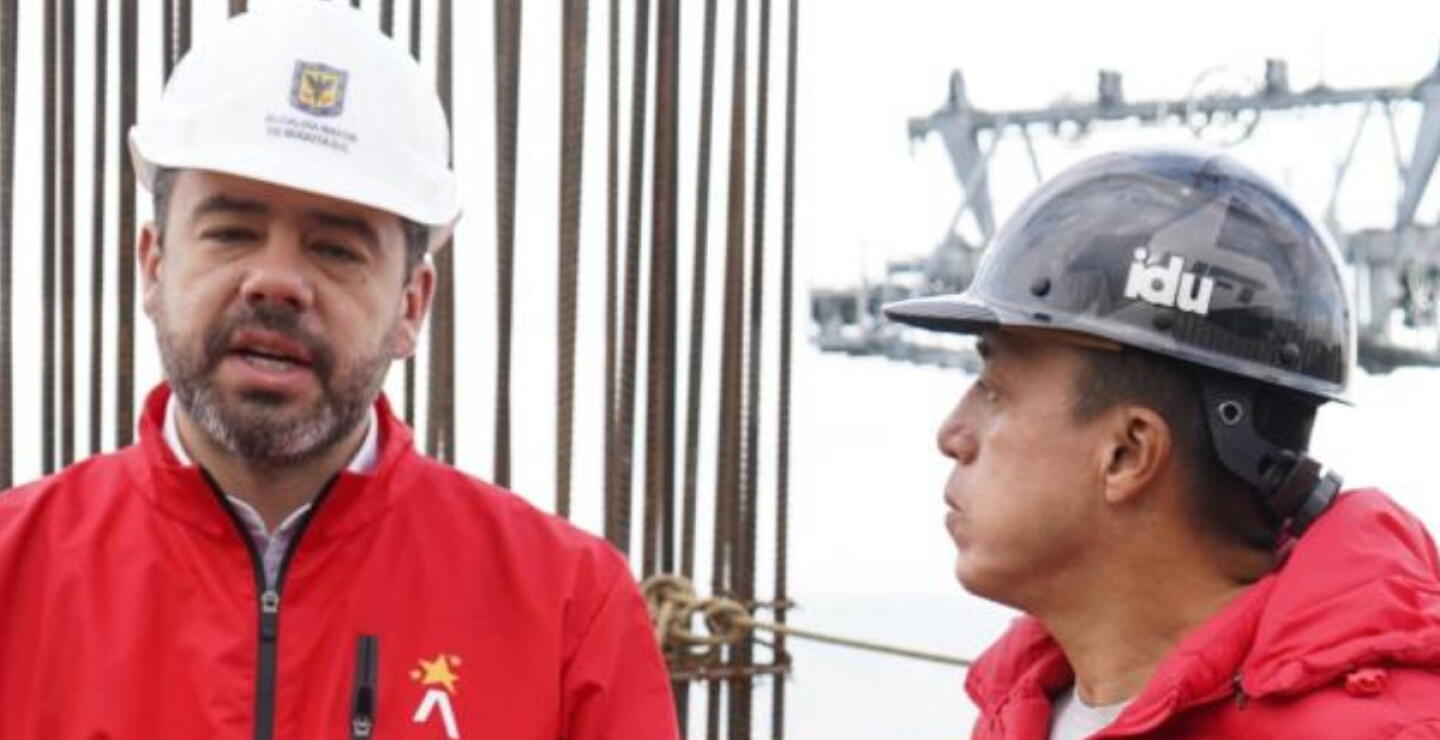 El alcalde Carlos Fernando Galán junto al director del IDU en la obra del TransmiCable San Cristobal. 