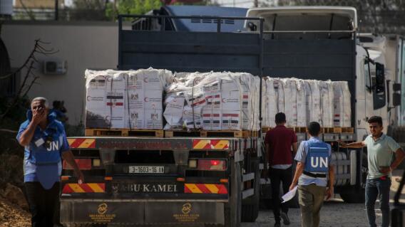 Ayuda humanitaria hacia Gaza comienza a llegar desde Egipto Ayuda humanitaria hacia Gaza comienza a llegar desde Egipto
