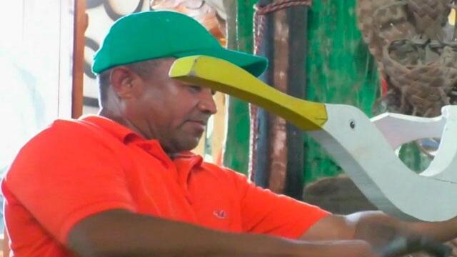 De basura a arte, hombre trasforma desechos que llega a playas de Necoclí, Antioquia 