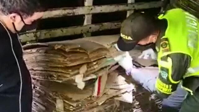 Lo que descubrieron autoridades en camión que podía andar en cuarentena y llevaba cartón reciclable