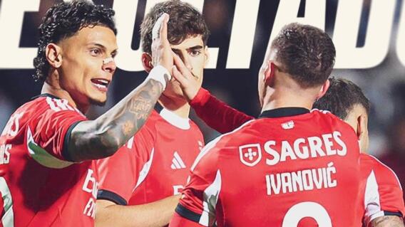 Richard Ríos festeja su gol con compañeros del Benfica en la Copa de Portugal.