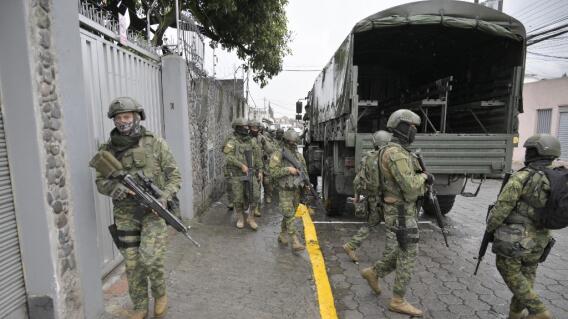 Soldados montan guardia afuera del penal. La Fiscalía ecuatoriana confirmó la muerte de al menos nueve reclusos en el penal del norte de Quito. Soldados montan guardia afuera del penal. La Fiscalía ecuatoriana confirmó la muerte de al menos nueve reclusos en el penal del norte de Quito.