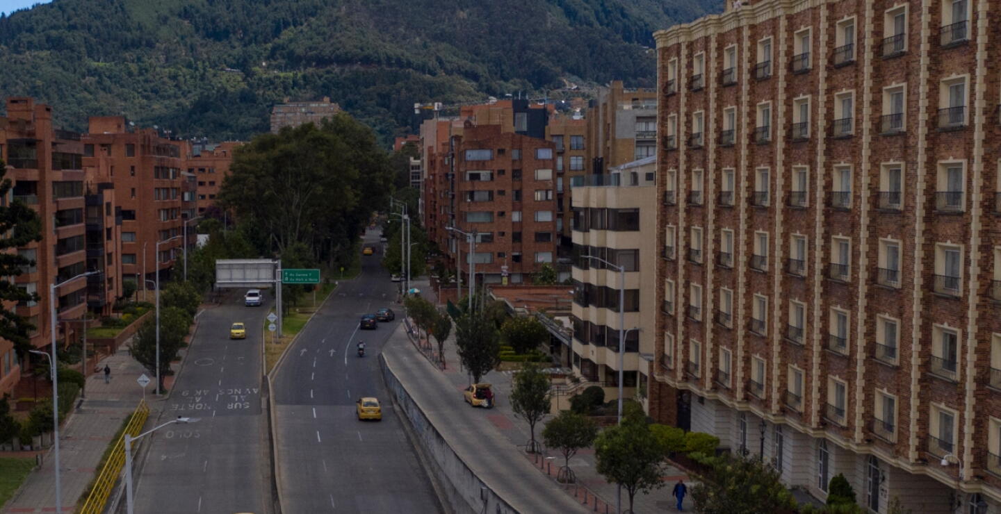 Vista aérea de una avenida principal casi vacía durante el día sin automóviles en Bogotá el 6 de febrero de 2025.
