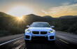 Un BMW M2 color azul corriendo en una pista.