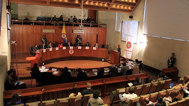 Oficiales en retiro chocan con víctimas de crímenes de Estado en Corte Constitucional 