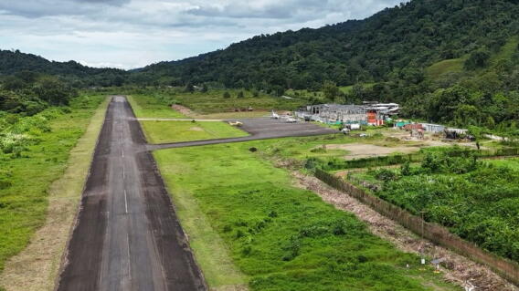 El acceso a Bahía Solano es principalmente por vía aérea, con vuelos diarios desde Medellín, Quibdó, Cali y Bogotá al aeropuerto José Celestino Mutis. 