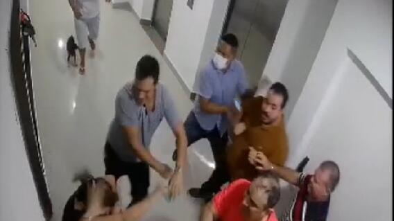 376918_BLU Radio //Momento en que la pediatra Dalila Peñaranda es golpeada // Foto: Tomada de video