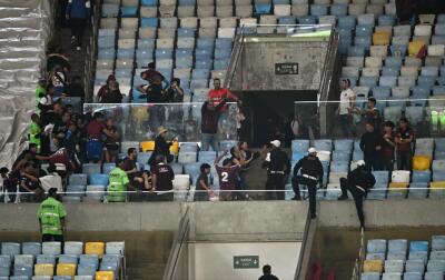 Hinchas de Lanús en medio de la confrontación con la Policía de Brasil en medio del juego contra Fluminense. 