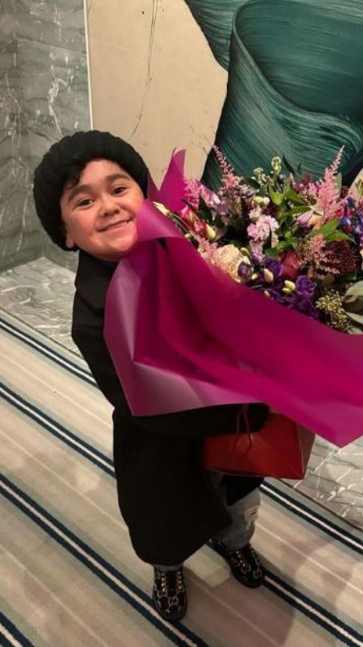 Joven que sufría bullying por medir menos de un metro, se hizo millonario e inspira a cientos en las redes sociales