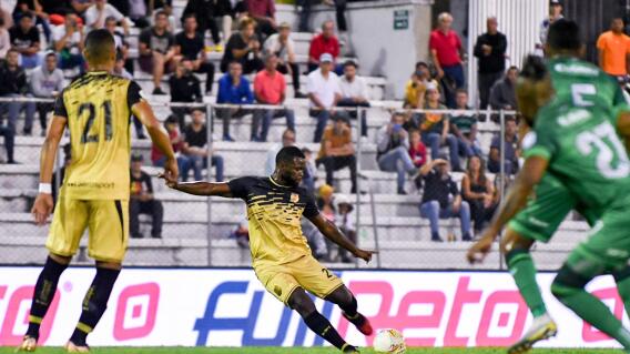 Deportivo Pereira y Deportivo Pasto en acción de juego. Deportivo Pereira y Deportivo Pasto en acción de juego.