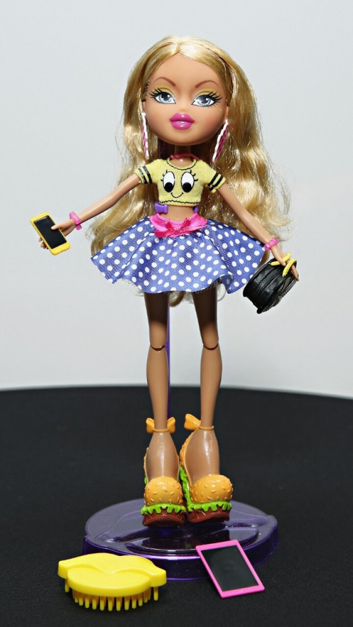 Andrea Emilova Ivanova, la barbie humana que busca tener los pómulos