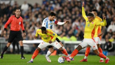 Jaminton Campaz (17) en juego con la Selección Colombia frente a Argentina por Eliminatorias.