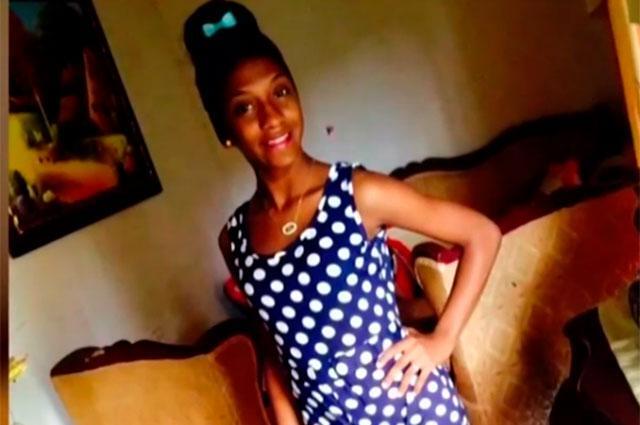 Frente a su mamá, joven muere electrocutada cuando cargaba el celular