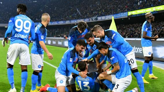 Los jugadores del Nápoles festejan uno de los goles que le anotaron a la Juventus. Los jugadores del Nápoles festejan uno de los goles que le anotaron a la Juventus.