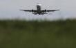 4633_La Kalle. Hombre intenta abrir la puerta de un avión en un vuelo / Foto: AFP