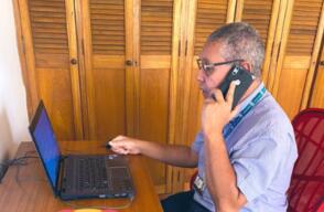 22631_Hombre hace teletrabajo con carnét puesto // FOTO: Captura Twitter