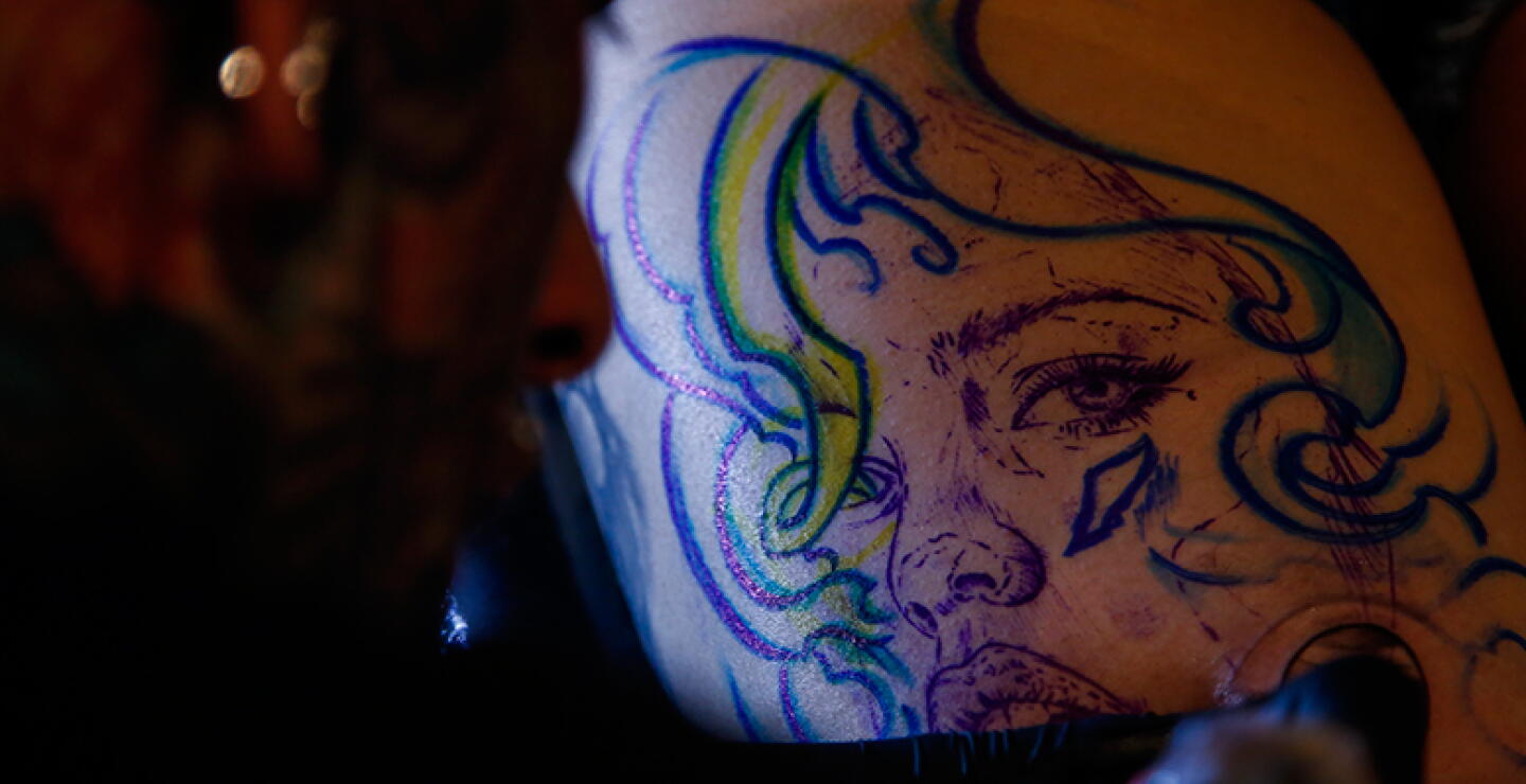 Sin embargo, entre los visitantes hay todo tipo de personas, desde mujeres con estética "pin-up" hasta otros con aspecto de oficinistas pasando por rockeros, reguetoneros o raperos, una muestra social que prueba la extensión que los tatuajes han tenido en