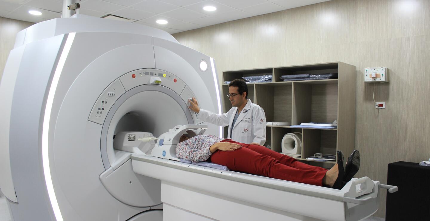 241724_Modernos equipos tomografía Foto FCV