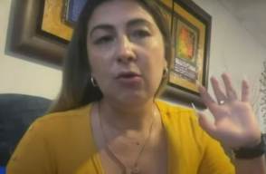 Mujer denuncia cobro de taxi de $100 mil