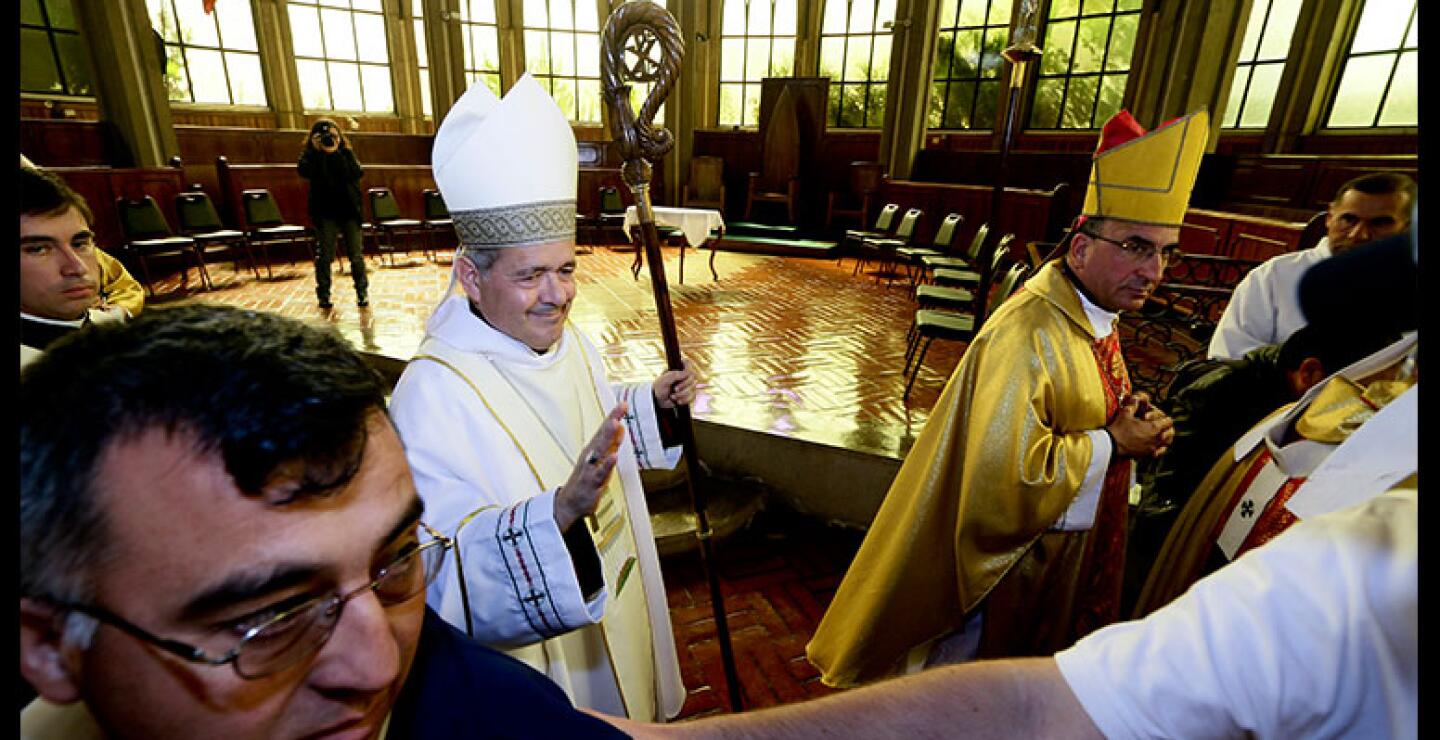 Debido a las protestas, las autoridades religiosas no celebraron varias partes de la liturgia, como la homilía y la comunión, así como otros ritos tradicionales en las tomas de posesión.