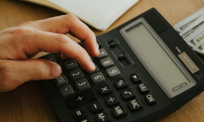 Dinero_finanzas_economia_calculadora_IA.jpg Dinero_finanzas_economia_calculadora_IA.jpg