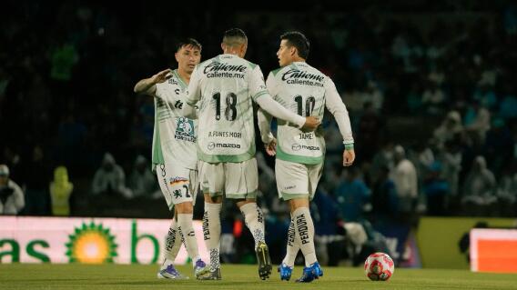 James Rodríguez en medio del partido entre Cruz Azul y León por la Liga MX. 