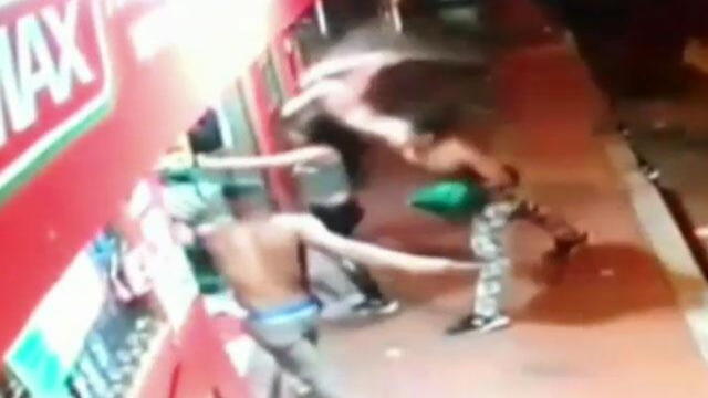 Policías observan campantes cómo presuntos ladrones atacan local porque no los dejaron robar