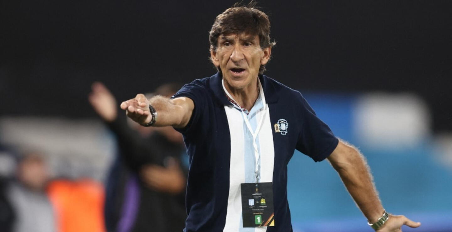 Gustavo Costas, director técnico de Racing, en medio del juego contra Bucaramanga. 