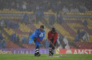 El juego entre Millonarios y Peñarol se retrasó bastante tiempo por las intensas lluvias, que afectaron el Estadio Nemesio Camacho El Campín. El juego entre Millonarios y Peñarol se retrasó bastante tiempo por las intensas lluvias, que afectaron el Estadio Nemesio Camacho El Campín.
