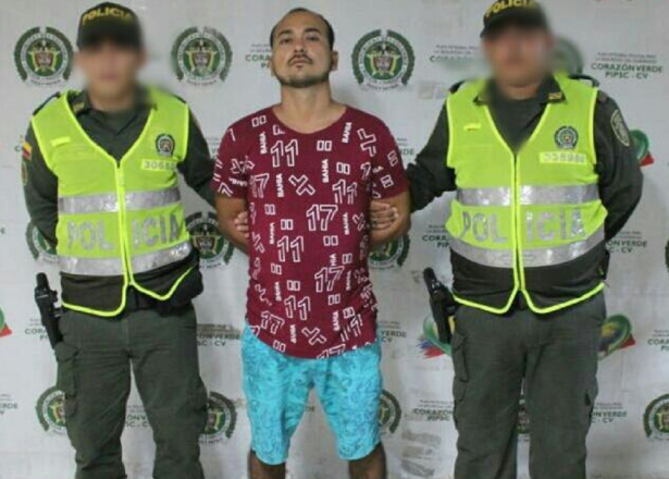 264430_Alias 'Ñeco' fue capturado cuando se movilizaba a bordo de un bus. Foto: Prensa Policía.