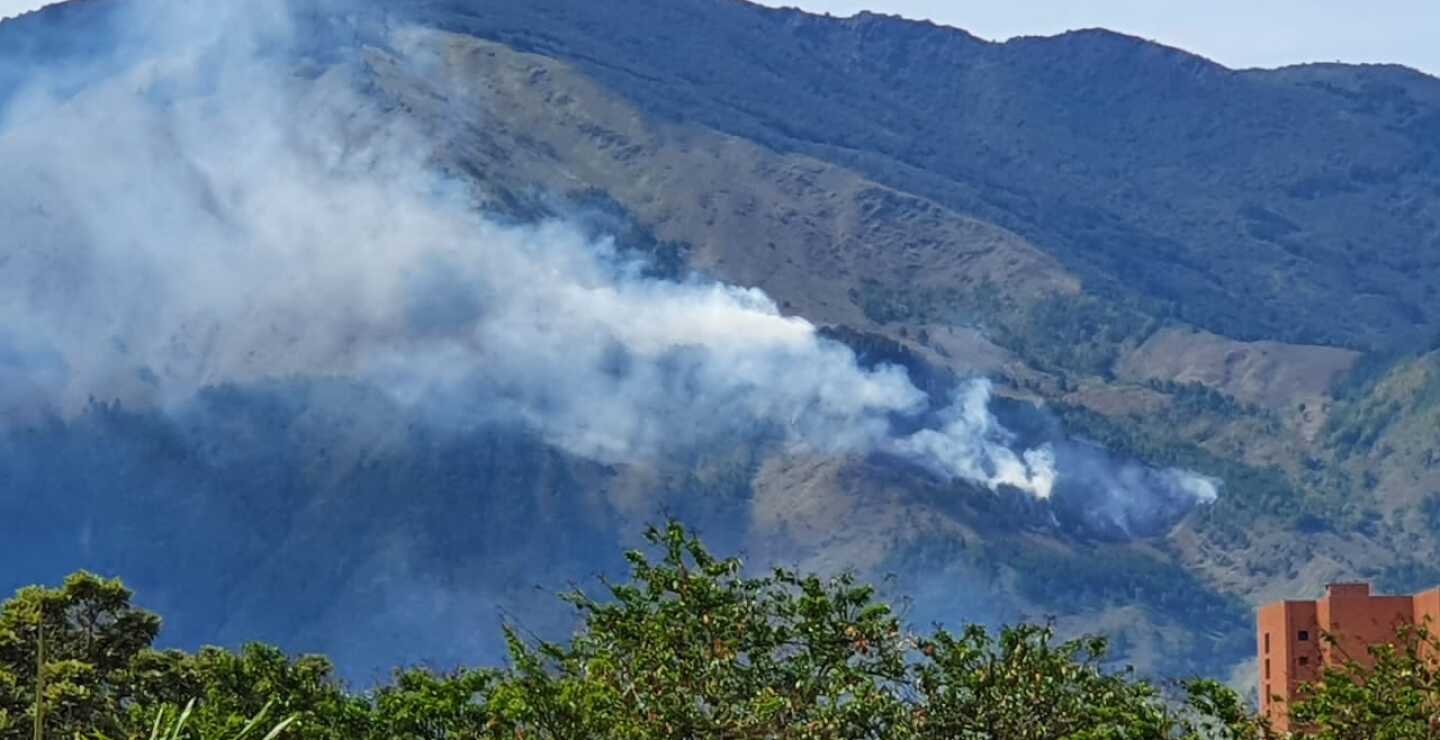 373799_Incendio en el cerro Quitasol de Bello. / Foto Guardianes Antioquia
