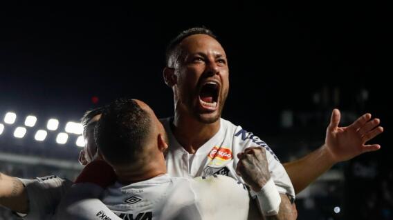 Neymar, en duelo con el Santos de Brasil. Neymar, en duelo con el Santos de Brasil.